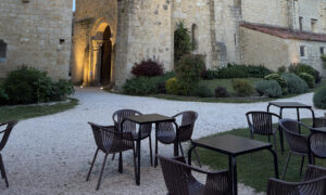 Terrasse du restaurant crêperie L'Estelada avec vue sur l'église du château de Larressingle.